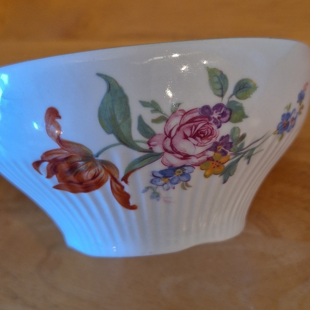 STIPO DOROHOI White Porcelain Floral Lidded Sugar Bowl - Picture 10 of 15